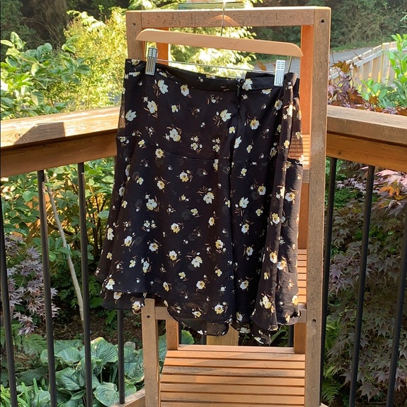 Flowy Flower skirt - Picture 2 of 2